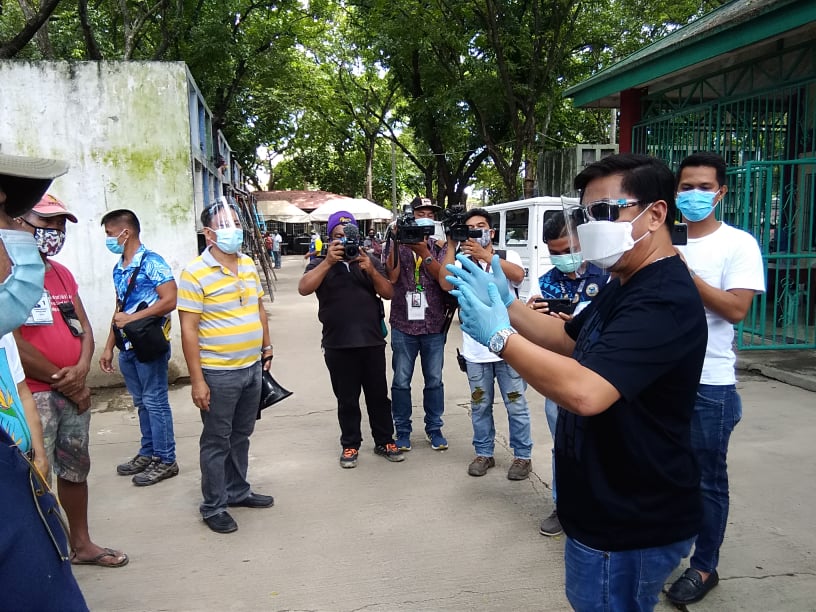 LAPU-LAPU'S SYSTEM AND SCHEDULE OF CEMETERY VISITS. In photo is Lapu-Lapu City Mayor Junard Chan as he inspects the Humay Humay Public Cemetery in this Oct. 27, 2020 file photo.