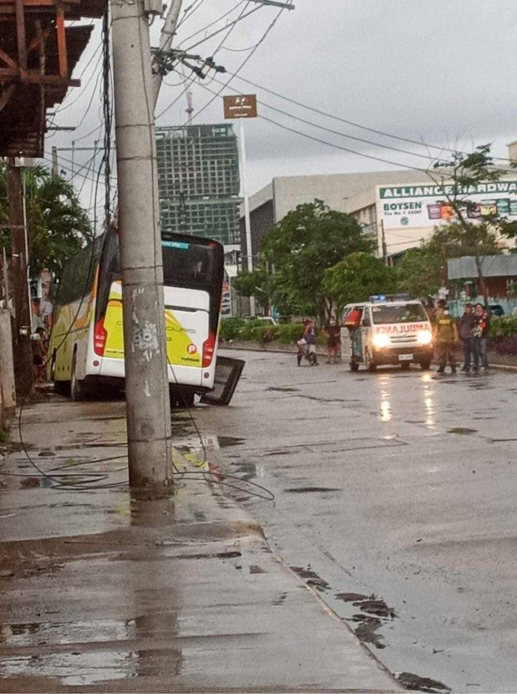 Motorists are warned to give way to emergency vehicles. The warning was made after a Ceres bus and an ambulance collided in an intersection in Barangay Carreta, Cebu City on Sunday, October 25. Nine were injured in the accident. CDN Digital | Paul Lauro