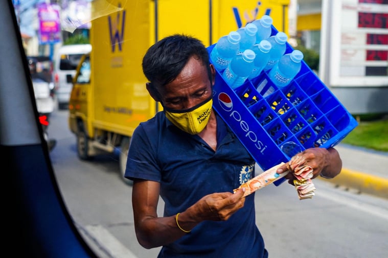 A vendor's perseverance to continue to sell bottled water in Mandaue's streets shows this trait of a Mandauehanon to never give up to earn for one's family. | Franz Fortney Tan