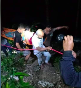 Jealous man drags common law wife at edge of cliff and jumps. They survived. In photo, rescuers bring one of them in the stretcher to safety from the foot of the cliff. | Contributed photo