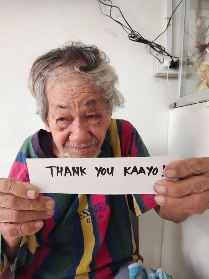 Tatay Semion holds a sign saying thank you to the people who have helped him. | Photo courtesy of Debbie Wan-Blancas