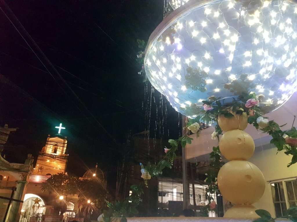 Water trickles down the Christmas tree-fountain. | Delta Letigio