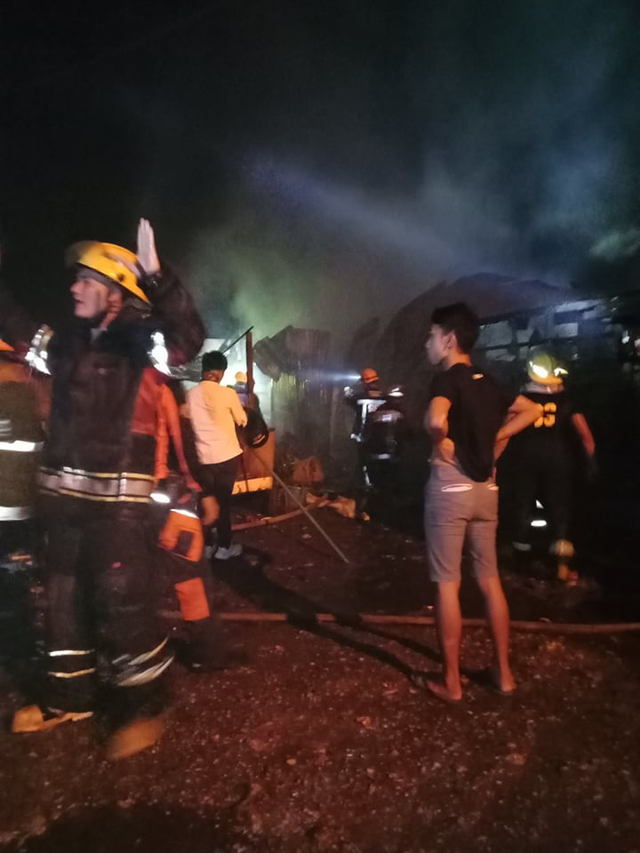 Firefighters continue to put out the fire in Sitio Nangka, Barangay Casuntingan, Mandaue City at dawn this Christmas Day, December 25. | via Paul Lauro