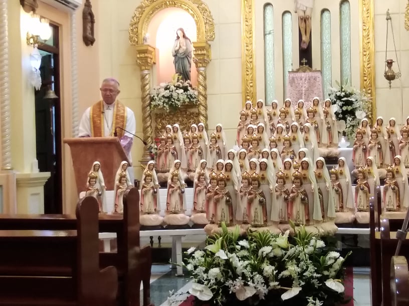 Archbishop Jose Palma blesses the pilgrim images of the Our Lady of Fatima and the Señor Sto. Niño, that will accompany lay missionaries based in Cebu on a special mission to evangelize, catechize the world. | Futch Anthony Inso