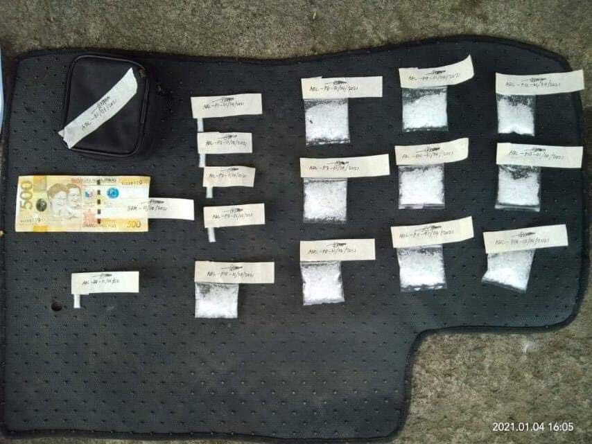 Mandaue City policemen confiscate 105 grams of suspected shabu and arrest a high value individual during a buy-bust operation in Barangay Subangdaku, Mandaue City on January 6. | Photo courtesy of MCPO