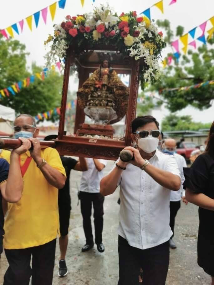 Mayor Junard "Ahong" Chan (on white short sleeve shirt) helps carry the image of the Sto. Niño during the Holy Child's visit to a chapel in Lapu-Lapu City on Sunday, January 10. | photo courtesy of Lapu-Lapu City PIO