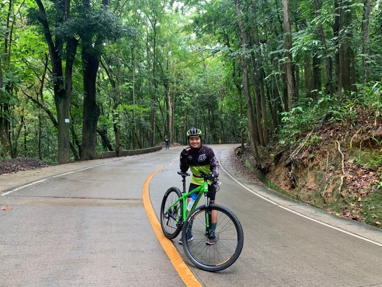 Brian Ochoa takes a short break from the long ride from his home in Mandaue City to the Manipis Road in Talisay City. | Brian Ochoa