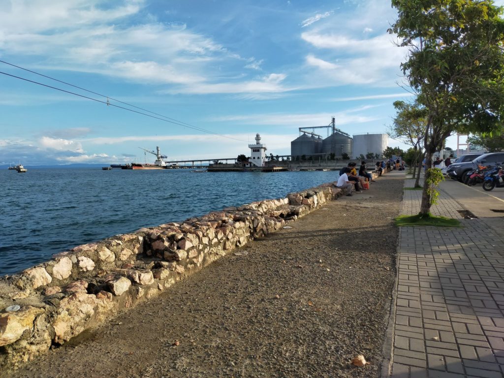 The long stretch of walled shore in the Naga City Boardwalk is a common spot for family picnics and a good place to relax with your partner on Valentine's Day.