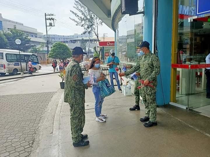 Policemen from the Carbon Police Station in Cebu City gives a flower to random women in the streets this Valentine's Day, February 14. |Photo from Carbon Police Station
