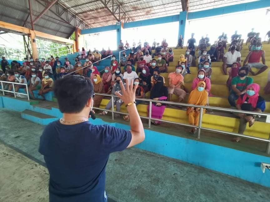 Lapu-Lapu Mayor Junard "Ahong" Chan reminds the 170 ambulant vendors, who are given space to sell their goods at the Barangay Poblacion gym, to police their ranks and to follow health protocols. | Mayor Junard Chan's Facebook