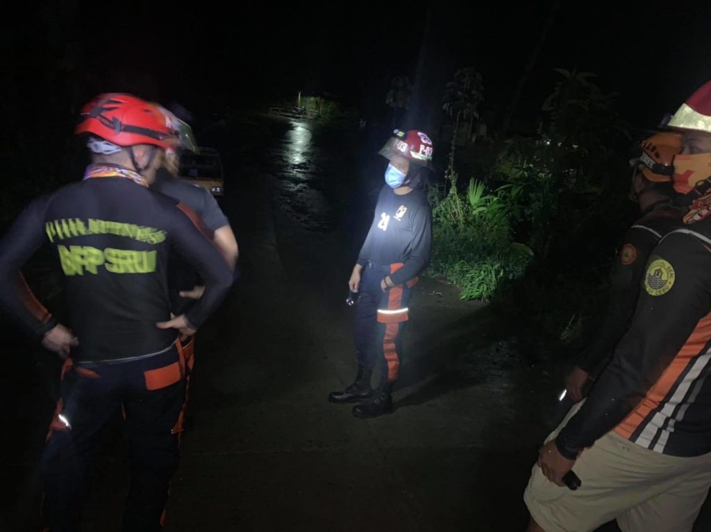 Rescuers from emergency groups and disaster response teams in Cebu City search for the missing trekkers in Sirao.