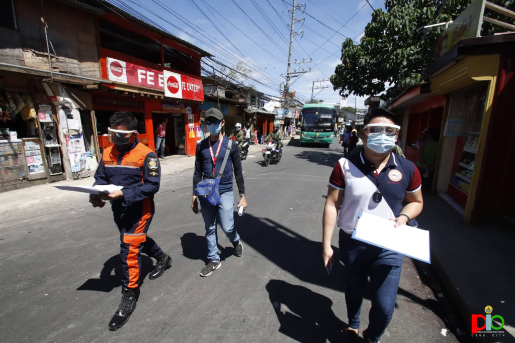 Personnel of the DILG-7 road clearing evaluation team inspects a road in Cebu City. 