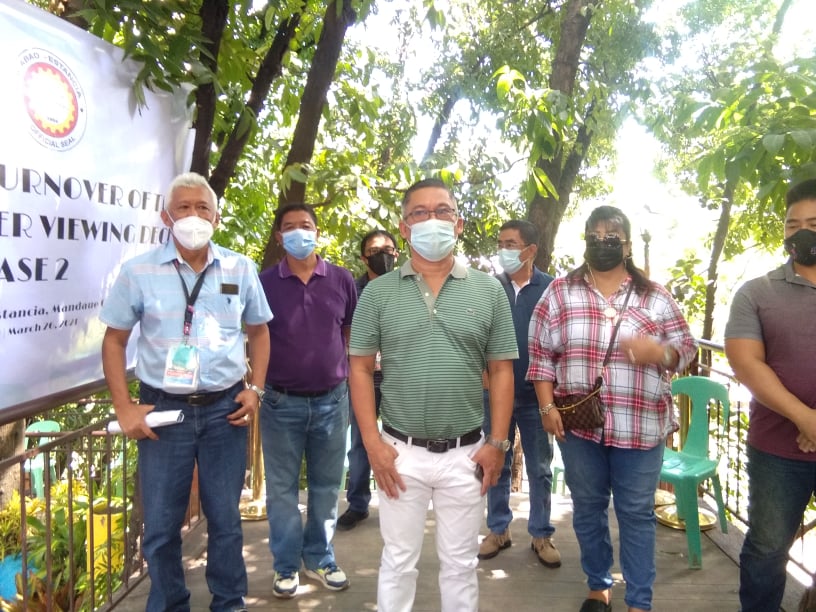 ONE OF TWO ECO-FRIENDLY PROJECTS. Mandaue City Mayor Jonas Cortes leads the turnover ceremony of the Butuanon River Viewing Deck project to barangay officials of Ibabao-Estancia on March 26. | Mary Rose Sagarino 