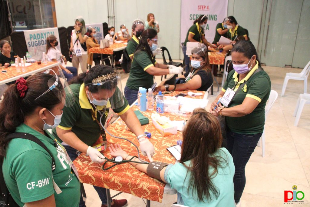 DISPOSAL PLAN PUSHED. Barangay health workers get vaccinated at the Robinson's Galleria. Meanwhile, a Cebu City councilor is pushing for a disposal plan for medical waste at vaccination sites. 