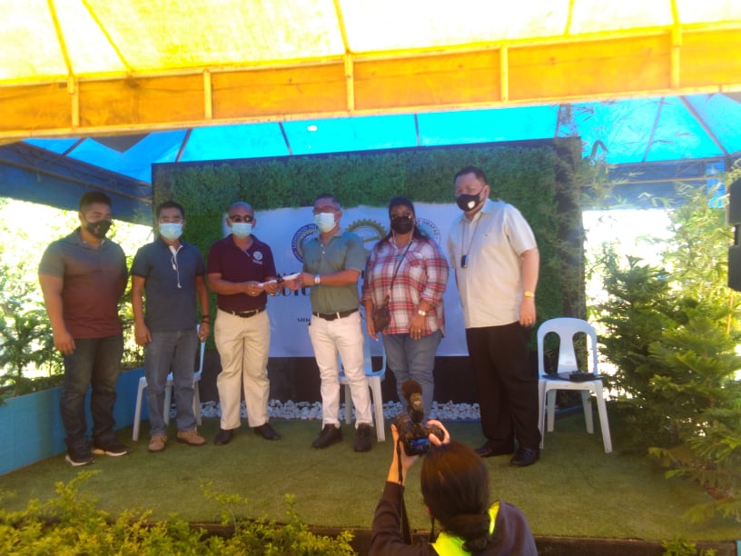 Mandaue Mayor Jonas Cortes together with city officials and Mandaue Chamber of Commerce and Industry representatives, turns over the eco-fence project to Barangay Umapad officials. | Mary Rose Sagarino