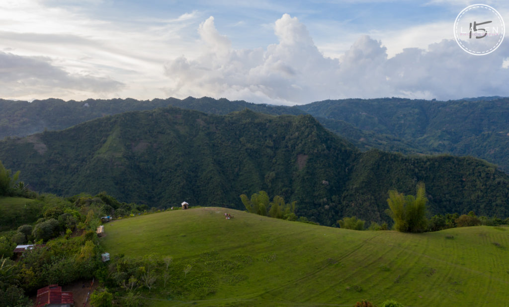 Schweiz in Cebu.  Berge und grünes Gras über einem Hügel.