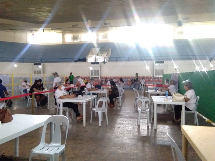 VACCINATION ON HOLD. The Mandaue City government has put on hold vaccination for first doses of the COVID-19 vaccine due to limited supply. In photo is the vaccination center at the Mandaue City Sports and Cultural Complex in this April 2021 photo. I Mary Rose Sagarino (file photo)