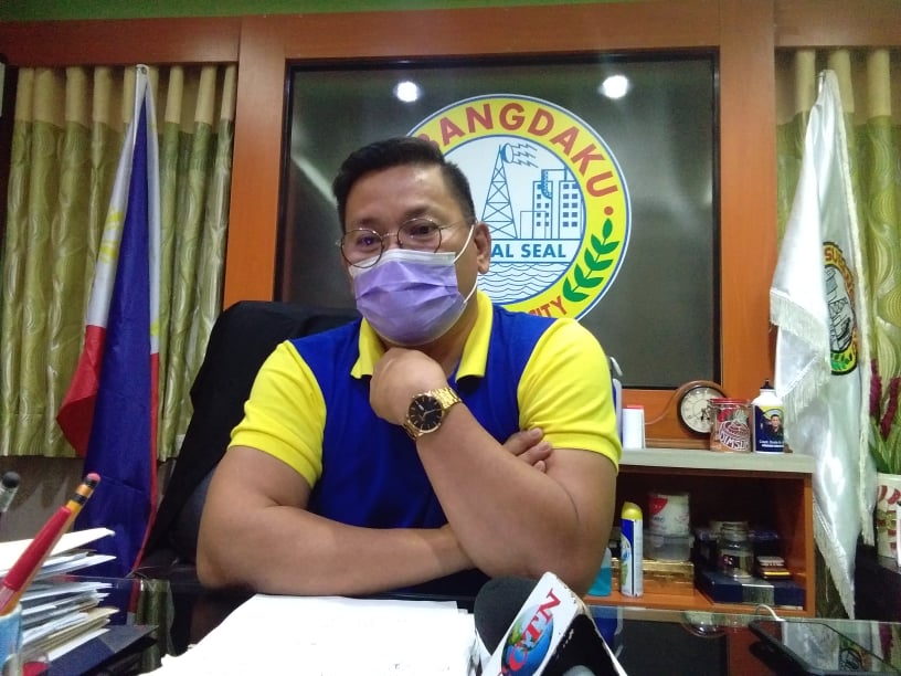 SENIOR CITIZENS WHO AGREED TO VACCINE SHOTS. Subangdaku Barangay Captain Ernie Manatad, chairman of the city's COVID-19 vaccine board, says that only 8,700 senior citizens out of 24,097 have registered for the COVID-19 vaccines. | Mary Rose Sagarino