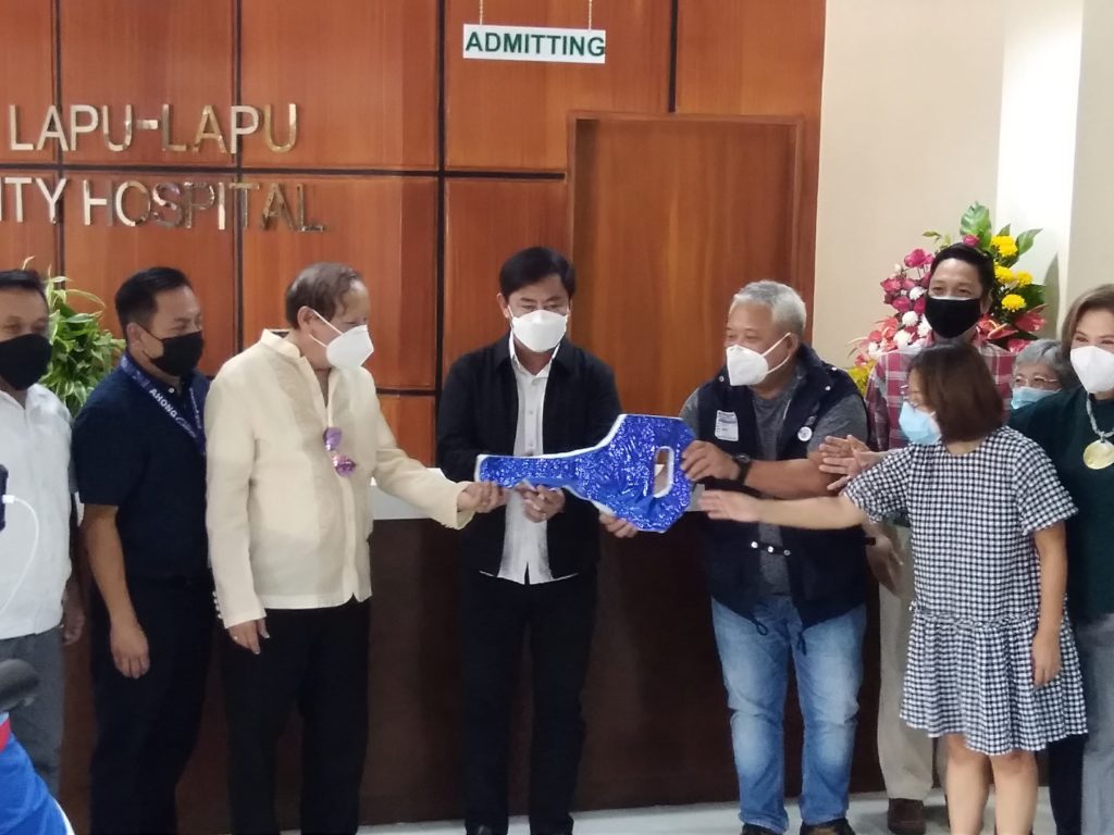 Dr. Jaime Bernadas (5th from left), Department of Health in Central Visayas (DOH-7) director, leads the turnover rites of the new building of the Lapu-Lapu City Hospital on April 8, 2021. | Futch Anthony Inso
