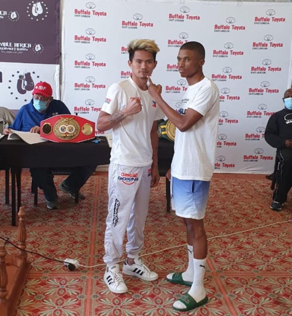 "THE BOMB" READY TO FIGHT. Christian Araneta (left) poses with his opponent, Sevinathi Nontshinga after they both passed the official weigh-in for their world title eliminator bout tomorrow, April 25, in South Africa. | Photo from Julius Erving Junco via Glendale Rosal
