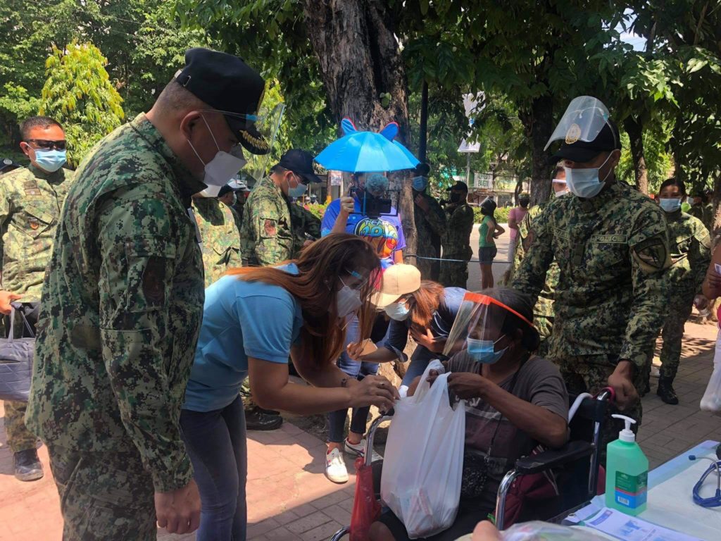 Barangayanihan at PRO-7: Brigadier General Ronnie Montejo and his wife help in distributing the goods to Cebuanos in need at the Barangayanihan stand at the Police Regional Office in Central Visayas headquarters in Osmeña Boulevard in Cebu City. 