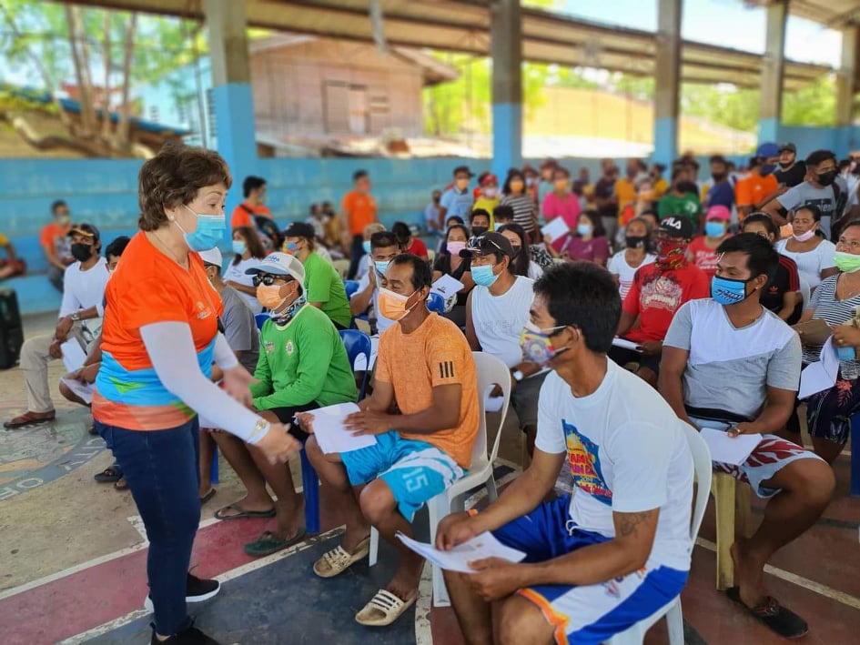 OLANGO RESIDENTS. Beneficiaries of the Department of Social Welfare and Development in Central Visayas financial assistance talks with Rep. Paz Radaza, Lapu-Lapu City lone district, during the distribution of the P1,500 cash aid to 700 Olango Island residents. | Contributed photo