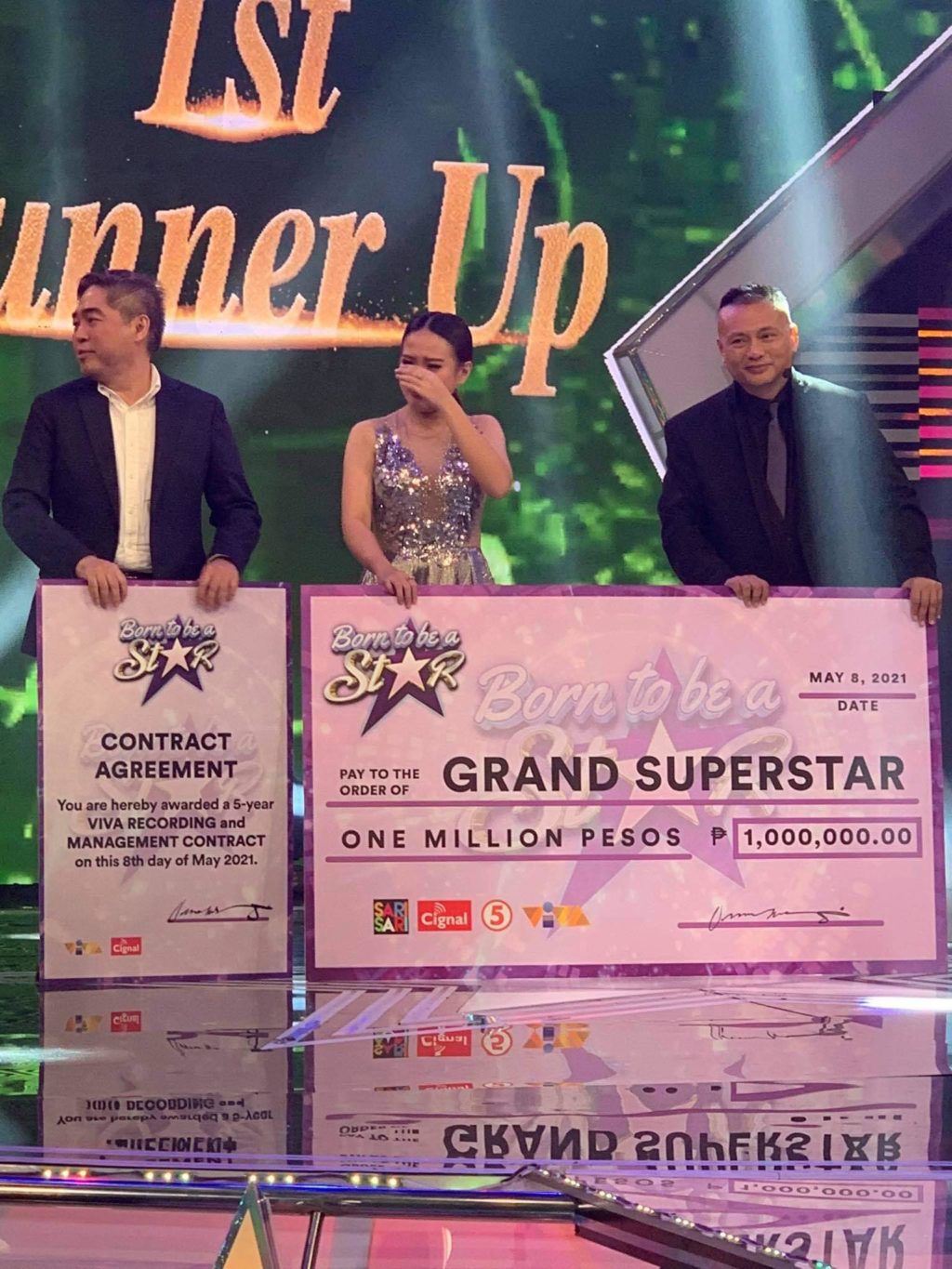 Jehramae Trangia receives the P1 million cheque for her win as champion of the Born to be a Star competition. 