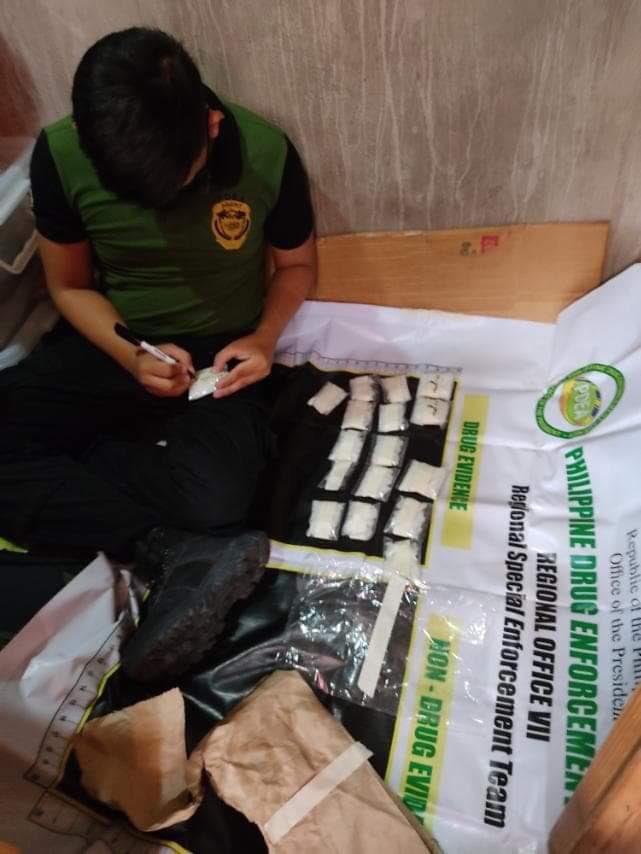SUBA DRUG RAID. An agent of the Philippine Drug Enforcement Agency in Central Visayas (PDEA-7) does an inventory of the confiscated illegal drugs from a live-in couple in Barangay Suba, Cebu City. | Photo courtesy of PDEA-7 