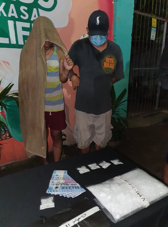 Buy-bust in Barangay Luz in Cebu City leads to the arrest of 2 men and confiscation of more than a kilo of suspected shabu. In photo are the suspects and the confiscated shabu and bills believed to be proceeds of the illegal drug trade.