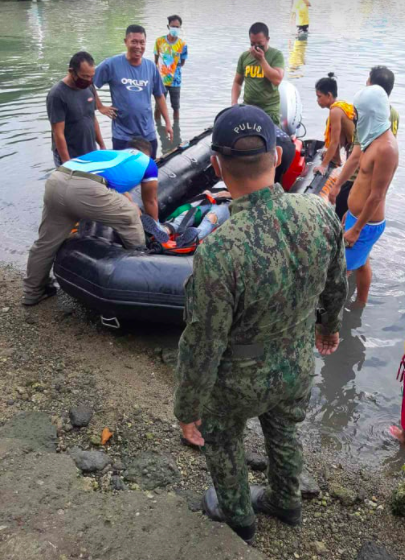 A 28-year-old woman is rescued by members of the Philippine National Police Maritime Group in Central Visayas (PNP-Maritime Group-7) after she jumped off the Marcelo Fernan Bridge on Monday morning, May 10, 2021. | Photo courtesy of P/Maj. Aibert Jay Samson, chief of Police Station 5.