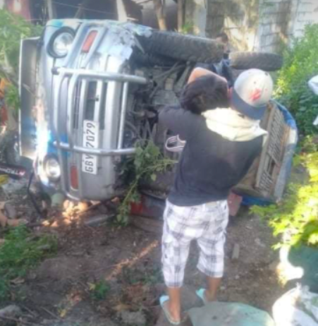 Three persons were hurt including a three-year-old boy after the driver lost control of the Multicab causing it to fall on its side in Barangay Binlod, Argao town in sourthern Cebu at late afternoon today, May 22. | Photo by Argao MDRRMO