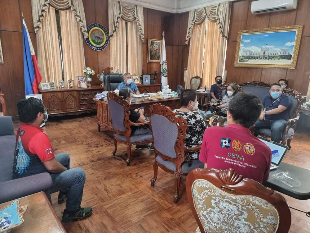 FLOODING SOLUTIONS DISCUSSED as Mandaue City Mayor meets with the academe to help him solve flooding problems of the city.