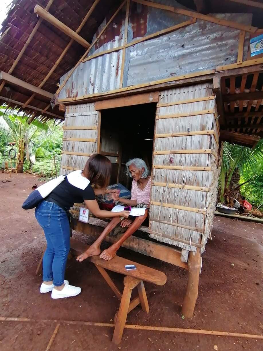 CENTENARIANS IN CV. This is one of the 77 centenarians in Central Visayas, who have received their P100,000 cash gift from the Department of Social Welfare and Development in Central Visayas. | DSWD-7 photo