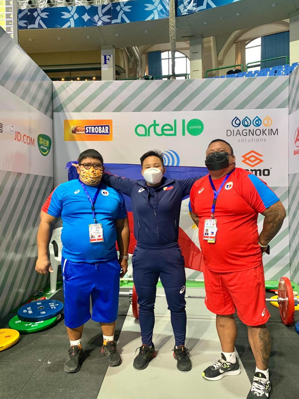 Cebuana weightlifter Elreen Ando is flanked by her coaches Nick Jaluag (left) and Gary Hortelano (right). | Contributed photo