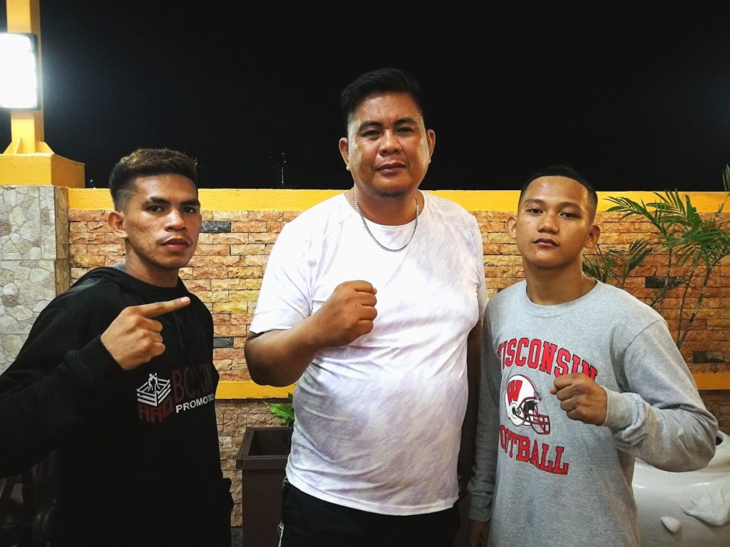 ARQ Boxing Promotions Sports Director Chelito Caro is flanked by his boxers April Jay Abne (left) and John Paul Gabunilas (right). | Glendale Rosal