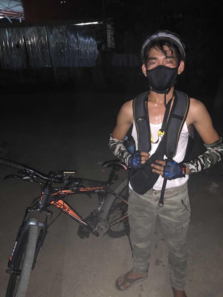 Viral Delivery Rider. Reybert Lacio poses with his reliable mountain bike that he uses for his delivery.