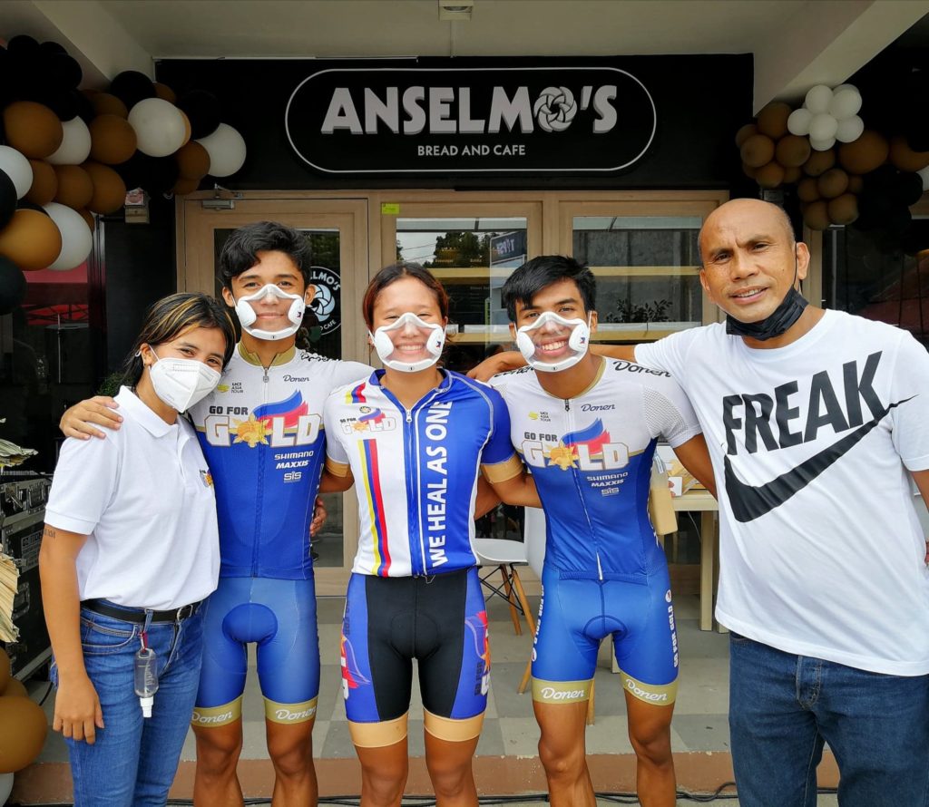 Cebuana swimmer Raven Faith Alcoseba (3rd from left) together with Mary Joana Remolino (from left), CJ Lipura, Kim Andrew Remolino and Roland Remolino pose for the camera during the opening of Anselmo's Bread and Cafe at the Paseo Ricardo in Talisay City, south Cebu. | Photo by Glendale Rosal