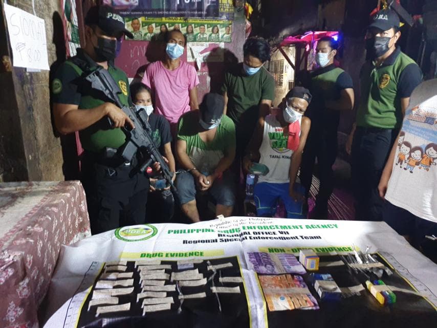 PDEA-7 RAIDS, SHUTS DOWN DRUG DEN. In photo, five drug suspect arrested after PDEA-7 agents raided a drug den in Barangay Carreta in Cebu City on Saturday. 