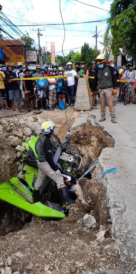A tricycle driver was injured after his tricycle fell into an excavated area of a drainage project in Barangay Pajac, Lapu-Lapu City. 