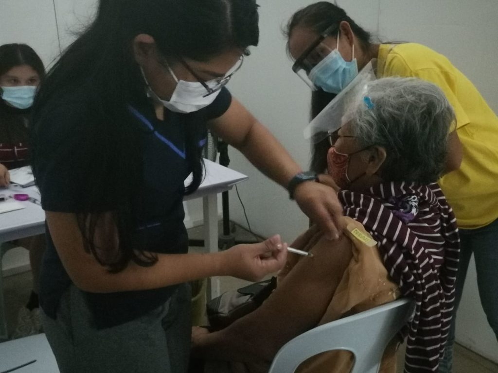 RAMA SETS RULES FOR DISTRIBUTION OF SENIOR CITIZENS ASSISTANCE. In this July 2021 photo is  a senior citizen, who gets vaccinated at the NOAH Complex. | CDN Digital file photo