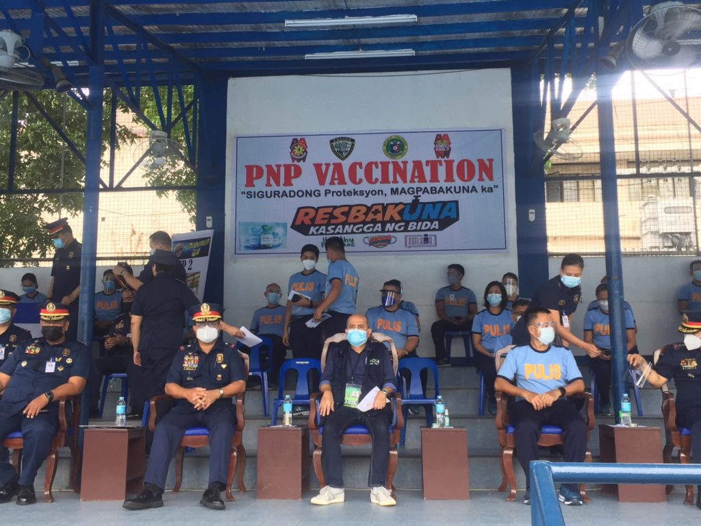 PRO-7 vaccination. In photo are Policemen from PRO-7 or Police Regional Office in Central Visayas Personnel and Dr. Guy Perez, assistant regional director of the Department of Health in Central Visayas (DOH-7) (3rd from left, front row), attend the symbolic COVID-19 vaccination today, July 8, at the PRO-7 headquarters. | Pegeen Maisie Sararaña 