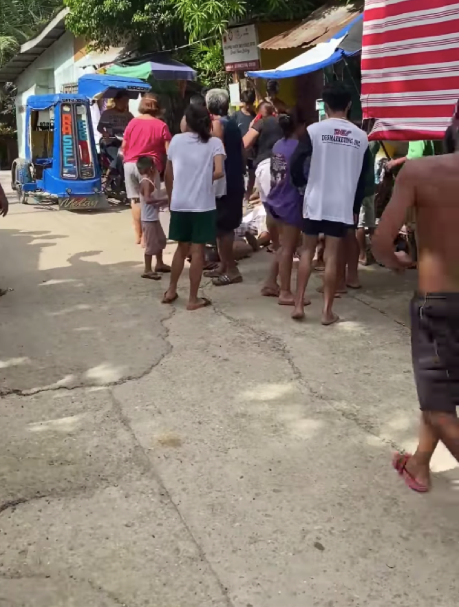 CARCAR SHOOTING. Some residents of Sitio Luan-Luan in Barangay Poblacion 1 in Carcar City quickly went to the area where a senior citizen was shot by the still unidentified assailant(s) this Monday afternoon, July 12. | Photo screen captured from Donny Sandoy's video