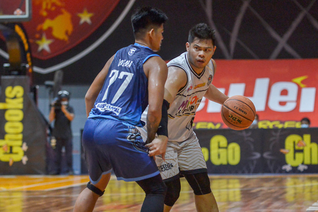 MisOr Brew Authoritea's Ronjay Buenafe (right) tries to break through the defense of Kapatagan Buffalo Braves during their game on Sunday. | Photo from VisMin Super Cup Media Bureau