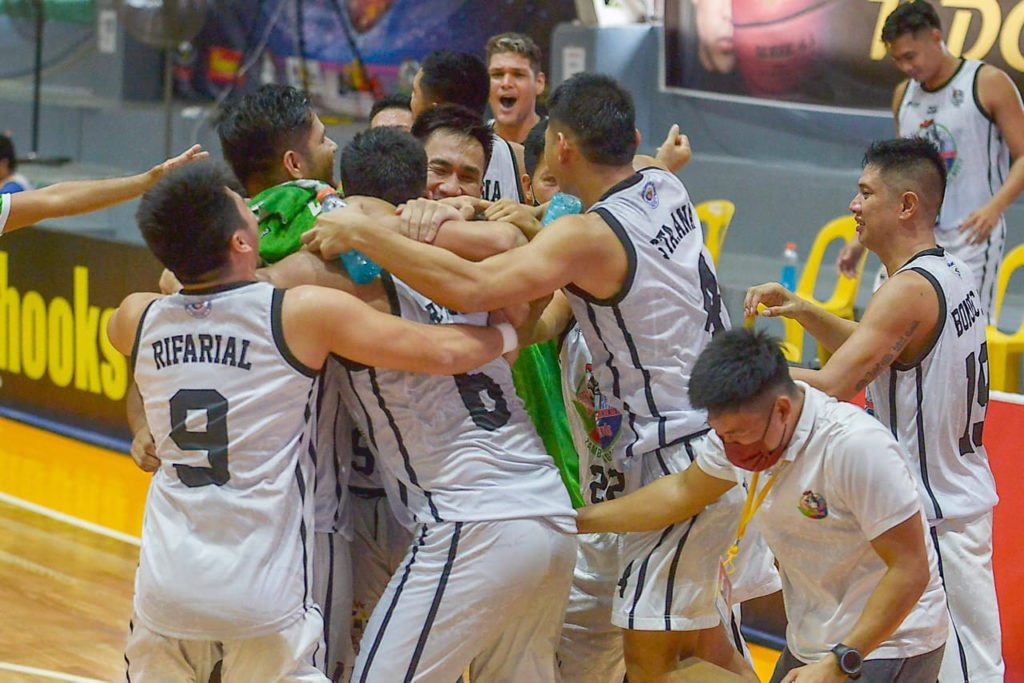 REYES BUZZER BEATER GIVES ROXAS VANGUARDS A WIN. The bench of the Roxas Vanguards celebrate after Lester Reyes made the game winning shot versus JPS Zamboanga City during today's hardcourt action in VisMin Super Cup. | Photo from VisMin Cup Media Bureau