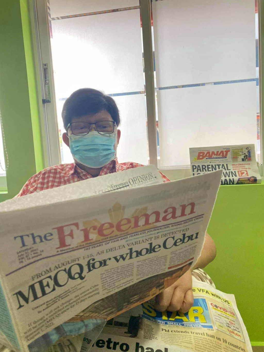LABELLA ALIVE AND WELL. Cebu City Mayor Edgardo Labella on July 31, 2021 reads local and national newspapers. | Mayor Labella's FB page