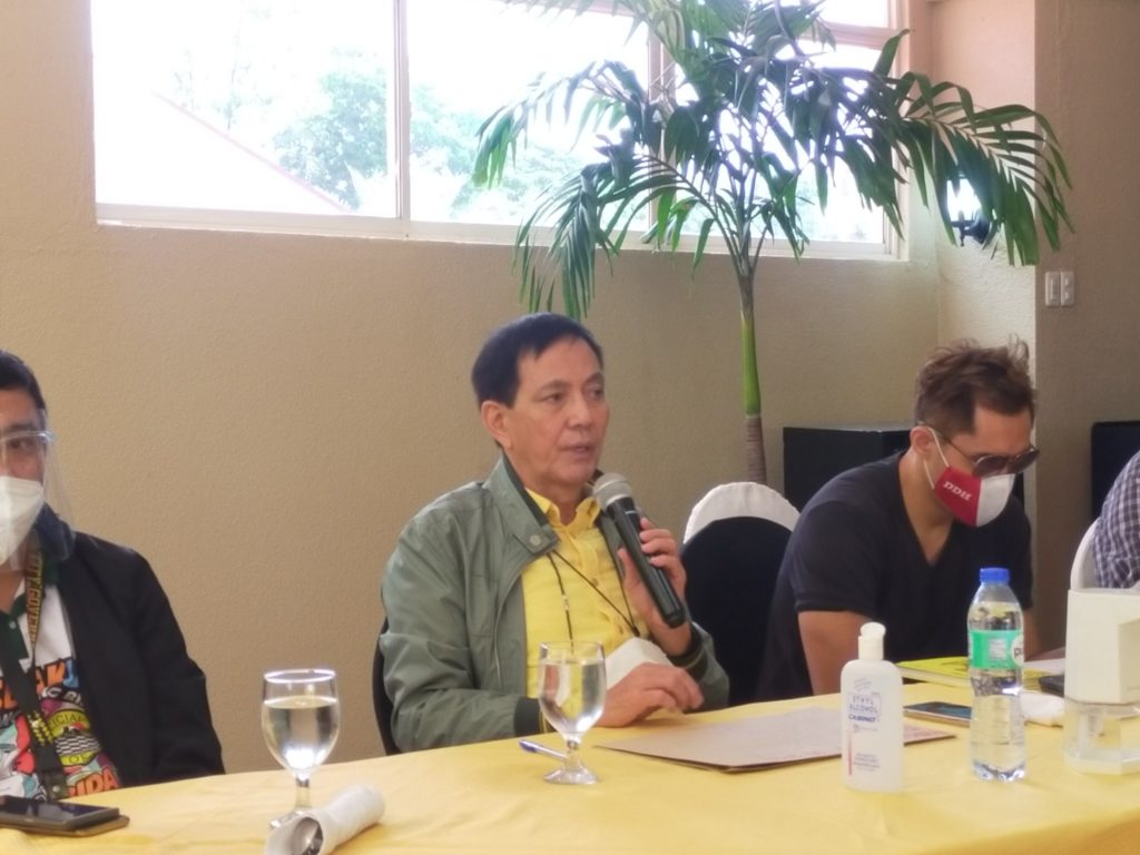 UNVACCINATED BRGY OFFICIALS ARE NOT LEADING BY EXAMPLE. In photo is acting Cebu City Mayor Michael Rama (center) during one of his press briefings.