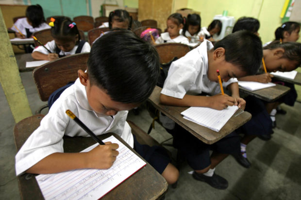 Rama pushes for 'paradign shift': Adjust schedule of classes in Cebu City from 6AM-11AM to beat rising heat. In photo are elementary school students. Inquirer file photo