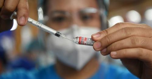 SPUTNIK vaccine. A health worker prepares a dose of Gamaleya National Center of Epidemiology and Microbiology’s Sputnik V COVID-19 vaccine during a vaccination for residents in Mandaluyong on July 15, 2021. (File photo from AFP)