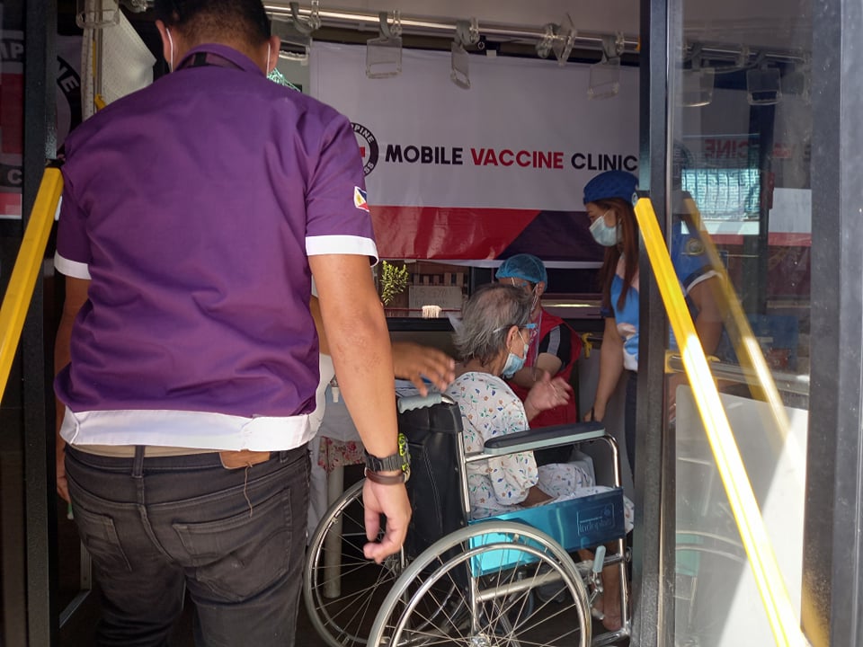 MOBILE VACCINATION CLINIC. Senior citizens are given vaccination priority to the Mobile Vaccination Clinic of the Mandaue City government. | Mary Rose Sagarino
