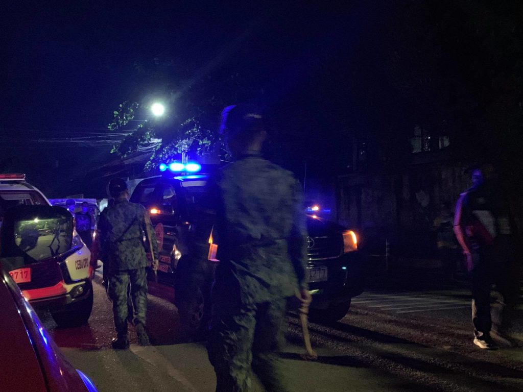 Checkpoints and Oplan Bulabog net 194 violators. In photo policemen of the Labangon Police Station man a checkpoint and conduct patrols in the barangay to make sure that curfew was being observed.